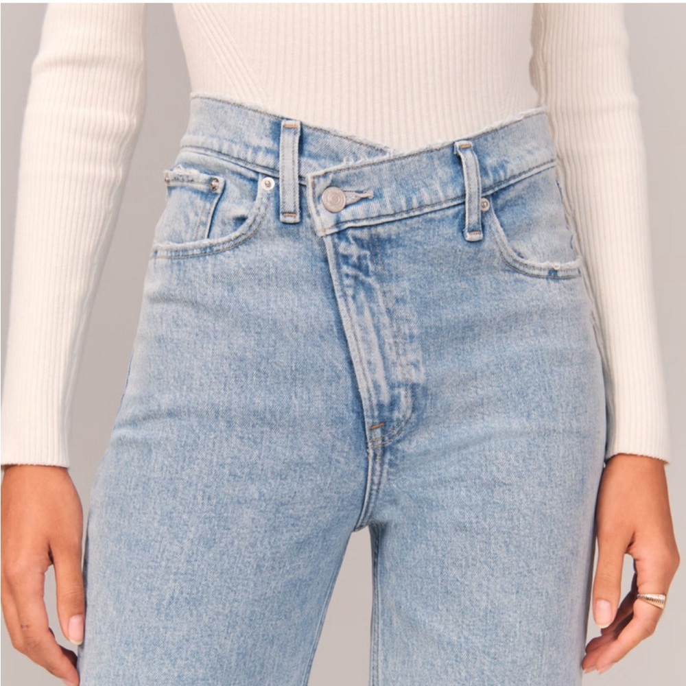A&F Curve Love 90s Straight Ultra High Rise